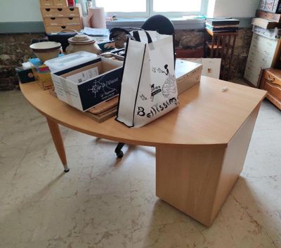 un sac posé sur une table au milieu d'une pièce