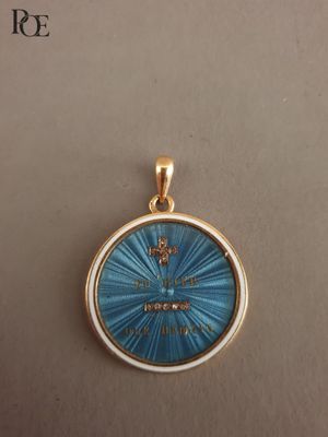 une image représentant un pendentif doré et bleu orné d'une croix