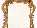 un miroir posé sur une surface blanche
