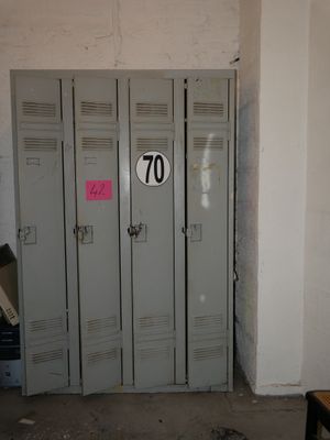 deux casiers dans une pièce dont la porte porte le numéro 70