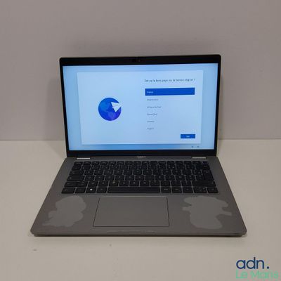 un ordinateur portable posé sur une table