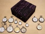de nombreux types de montres de poche sur la table