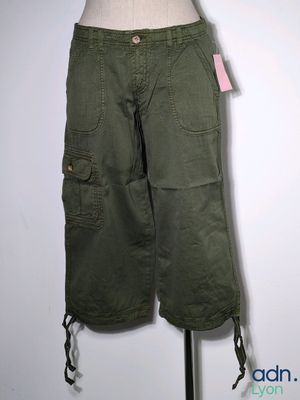 an image of a mannequin mannequin wearing a pair of army green cargo pants