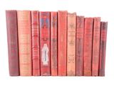 plusieurs vieux livres sont empilés sur une surface blanche