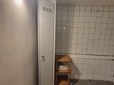 une petite salle de bains dont les murs et le sol sont carrelés de blanc