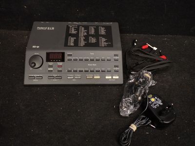 un appareil électronique noir posé sur un tapis noir