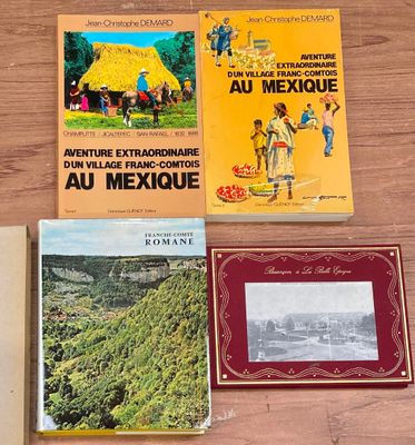 plusieurs livres sont posés sur une table les uns à côté des autres