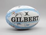 un ballon de rugby sur lequel est inscrit le nom « Gilbert »