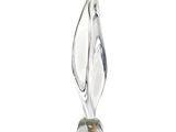 une sculpture en verre représentant une feuille sur fond blanc