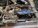une boîte contenant des outils posée sur une table
