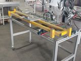 une image d'une machine qui travaille sur un morceau de bois