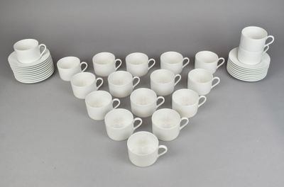 Lot de 18 TASSES et 18 SOUS-TASSES en porcelaine blanche