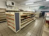 de nombreuses étagères vides au milieu d'un supermarché