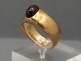une bague en or sertie d'une pierre de type grenatite
