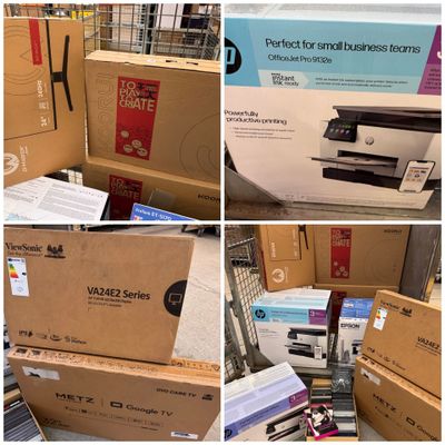 plusieurs photos montrant un tas de cartons et une imprimante posés sur une table