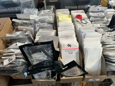 un grand nombre d'objets posés sur une table