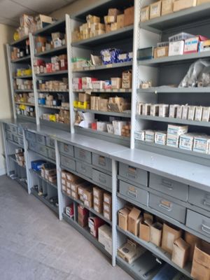 de nombreuses boîtes, les unes à côté des autres, sur les étagères du magasin