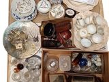 une boîte remplie d'objets assortis posée sur une table