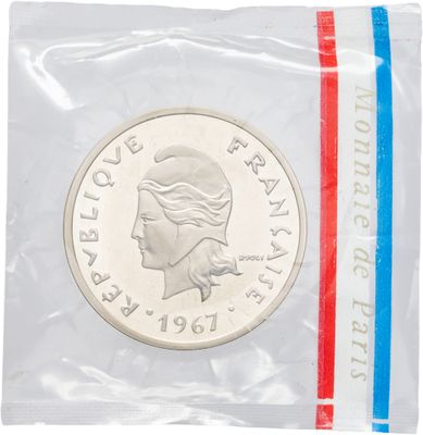 un gros plan d'une pièce de monnaie dans un sachet en plastique sur fond blanc