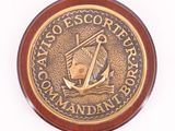 gros plan d'une médaille sur fond blanc