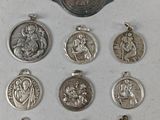 six médailles d'argent et une médaille d'argent sur fond blanc
