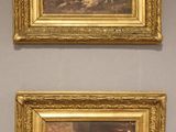 deux tableaux représentant des moutons et un chien, dans un cadre doré, accrochés au mur