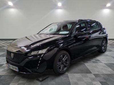 la photo d'une voiture noire garée sur un sol en damier