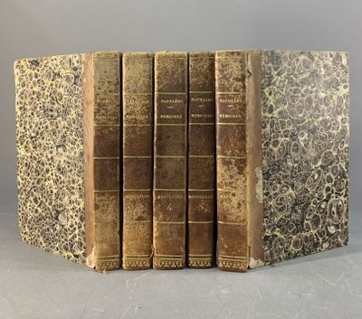 un lot de cinq livres anciens empilés les uns sur les autres