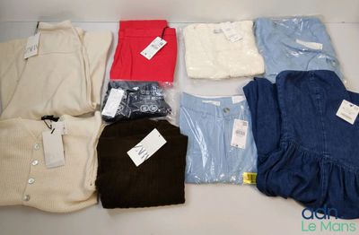 Plusieurs tenues sont disposées sur une table