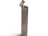 un briquet posé sur une table