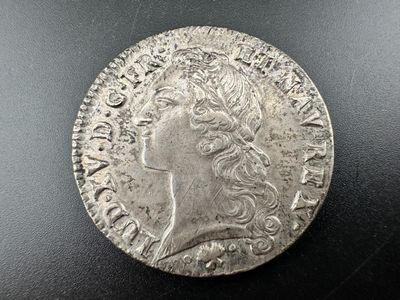 une pièce d'argent portant une tête de femme