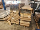 une grande pile de cartons et de bois dans un entrepôt