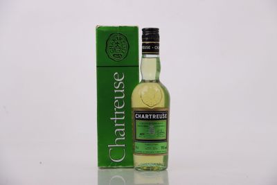 une image représentant une bouteille de whisky à côté d'un paquet de cigarettes