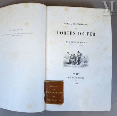 un livre ouvert sur lequel figure la photo d'un groupe de personnes