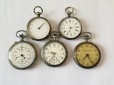 plusieurs types de montres de poche sont présentés sur une surface blanche