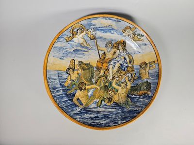 une assiette décorative sur laquelle est représentée une femme dans un bateau