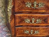 une commode au plateau en marbre posée sur une chaise dans une pièce