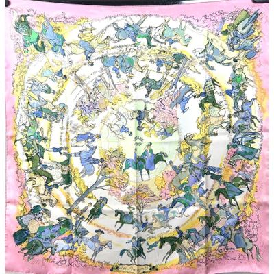 foulard en soie rose orné d'un motif représentant des chevaux et des cavaliers disposés en cercle