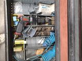 une armoire métallique contenant tout un tas d'outils