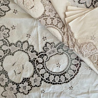 un gros plan d'une nappe sur laquelle est posé un napperon