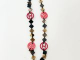 un gros plan d'un collier orné d'un symbole de la paix