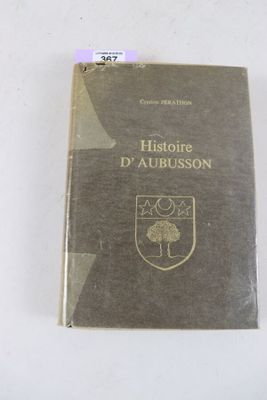 un livre posé sur une table