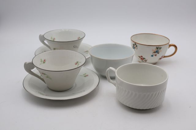 Deux déjeuners en porcelaine à décor de roses et trois tasses de ...