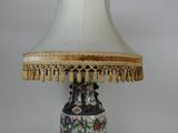 une lampe posée sur une table et munie d'un abat-jour