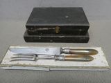 deux fourchettes et un couteau posés sur un morceau de papier