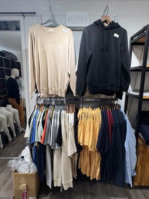 un portemanteau dans un magasin de vêtements, sur lequel sont accrochés des vêtements