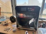 une petite machine posée sur un bureau