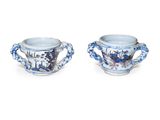 paire de vases bleus et blancs munis d'anses et de poignées