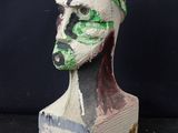 une sculpture représentant la tête d'un homme, réalisée en papier mâché