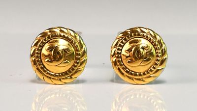 deux paires de boucles d'oreilles dorées ornées d'un motif circulaire